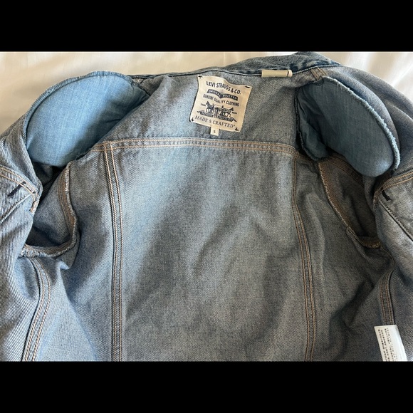 Pre-loved Levi’s denim jacket with shoulder pads. Size - S - Picture 9 of 10